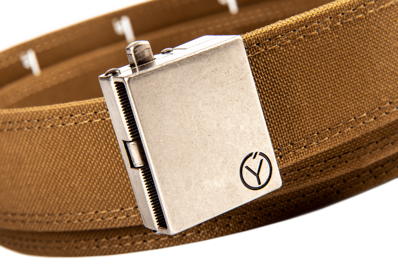 Detail spony CARRY Classic opasku v brązové barvě