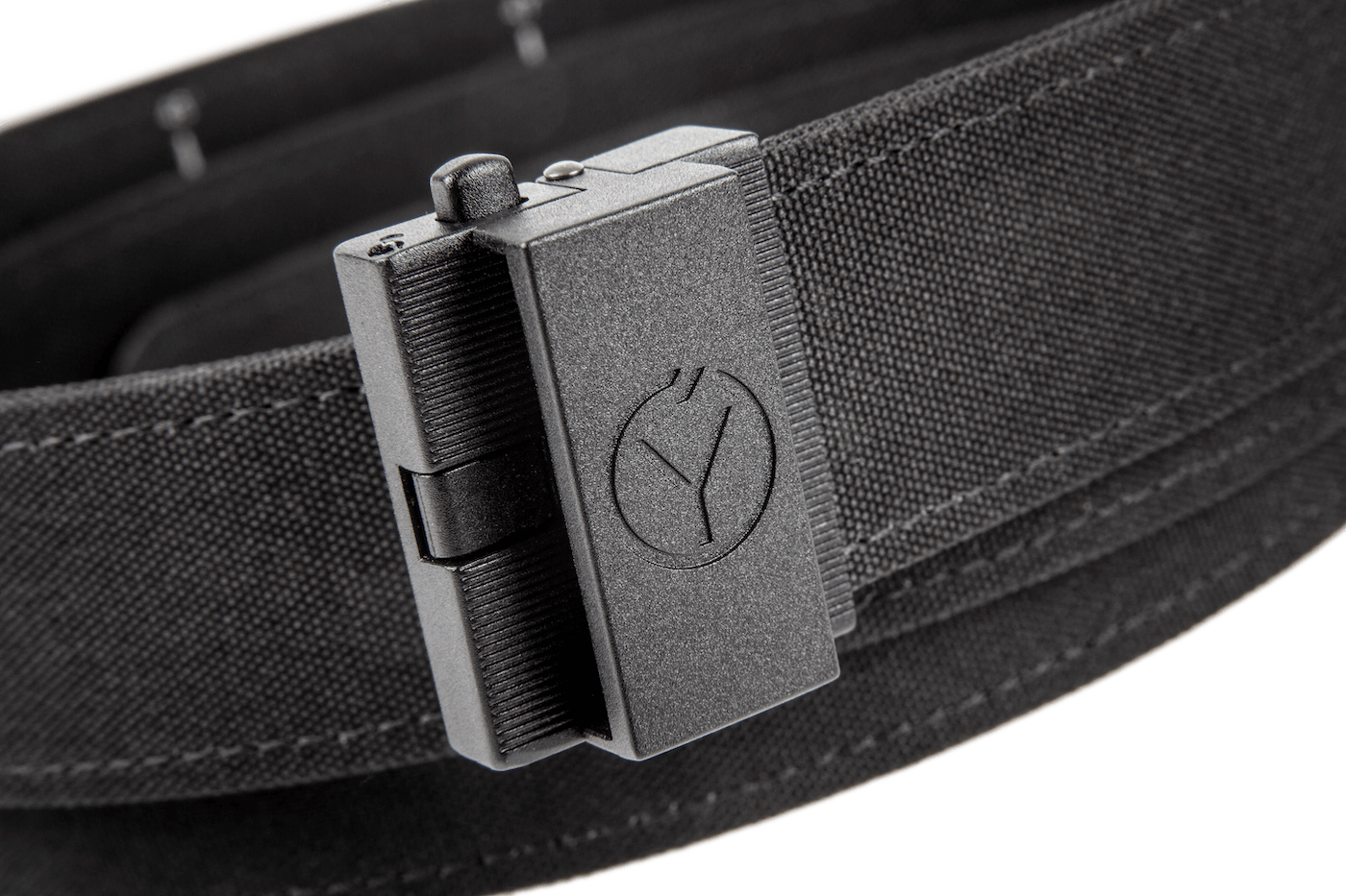 Detail černého CARRY EDC opasku s textilním povrchem