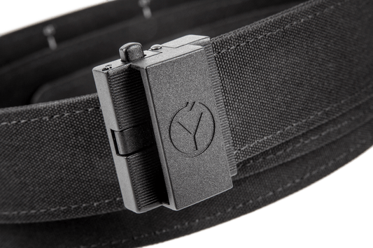 Detail černého CARRY EDC opasku s textilním povrchem